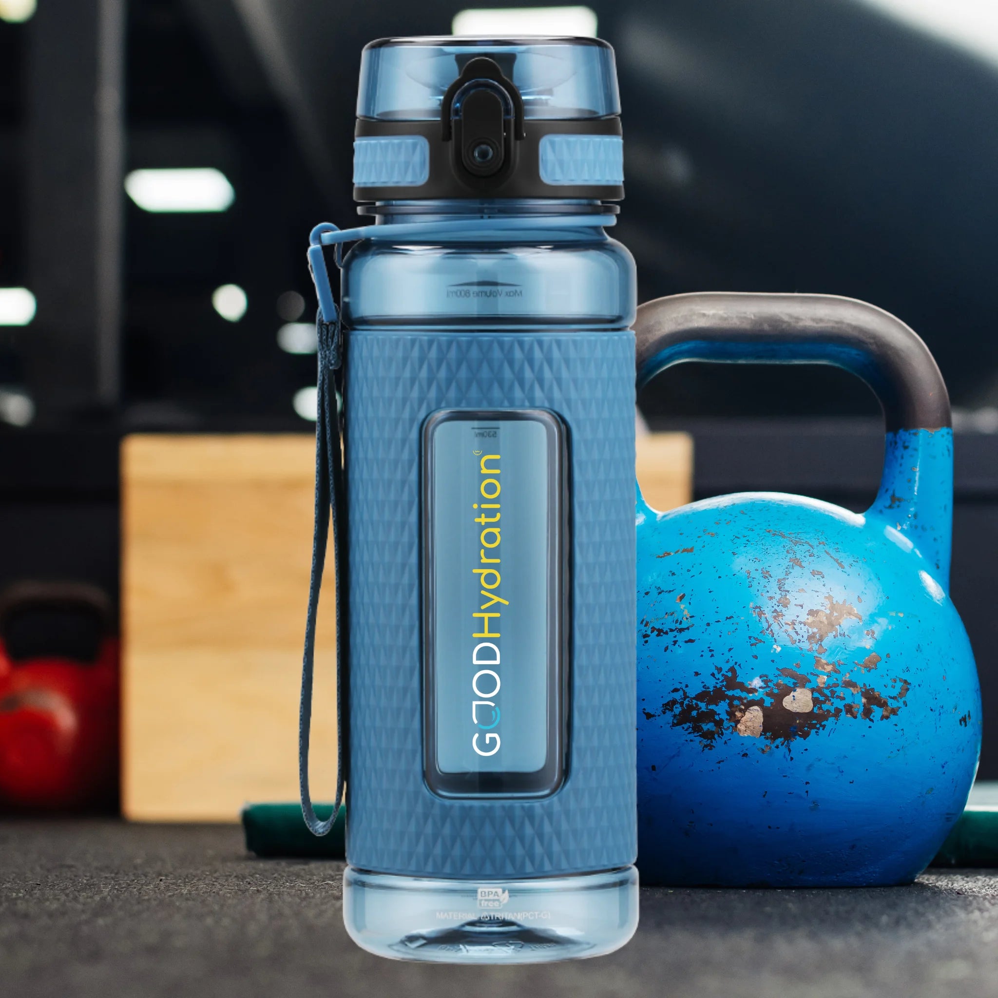 Influencer zeigen diese blaue Trinkflasche von GOOD Hydration im Gym. Es ist bei Creatorn auf TikTok und Instagram die beliebteste Flasche in Deutschland.