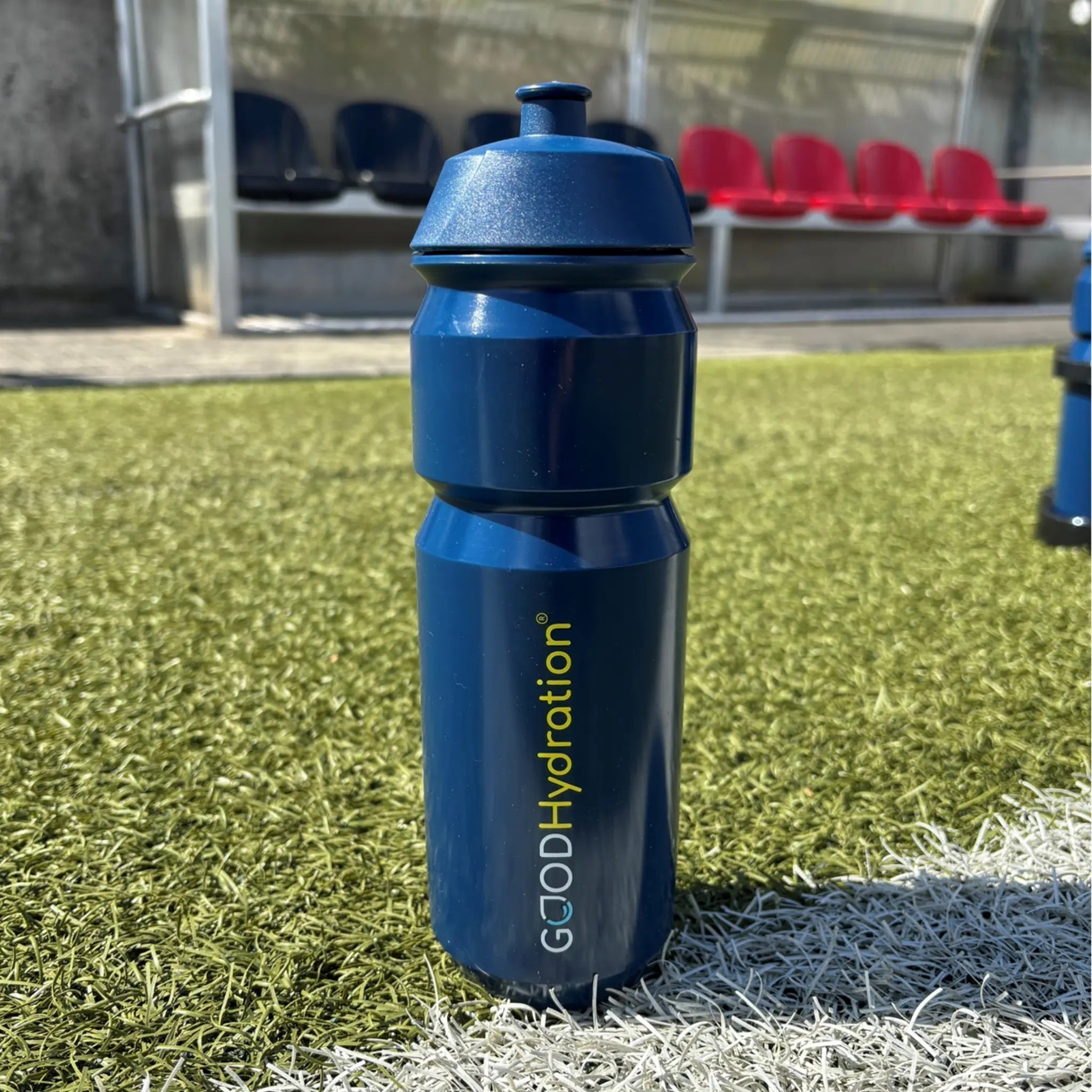 GOOD Hydration Sportflasche am Spielfeldrand für die Trinkpause oder Halbzeit. Effektiver Elektrolytausgleich nach dem Schwitzen.