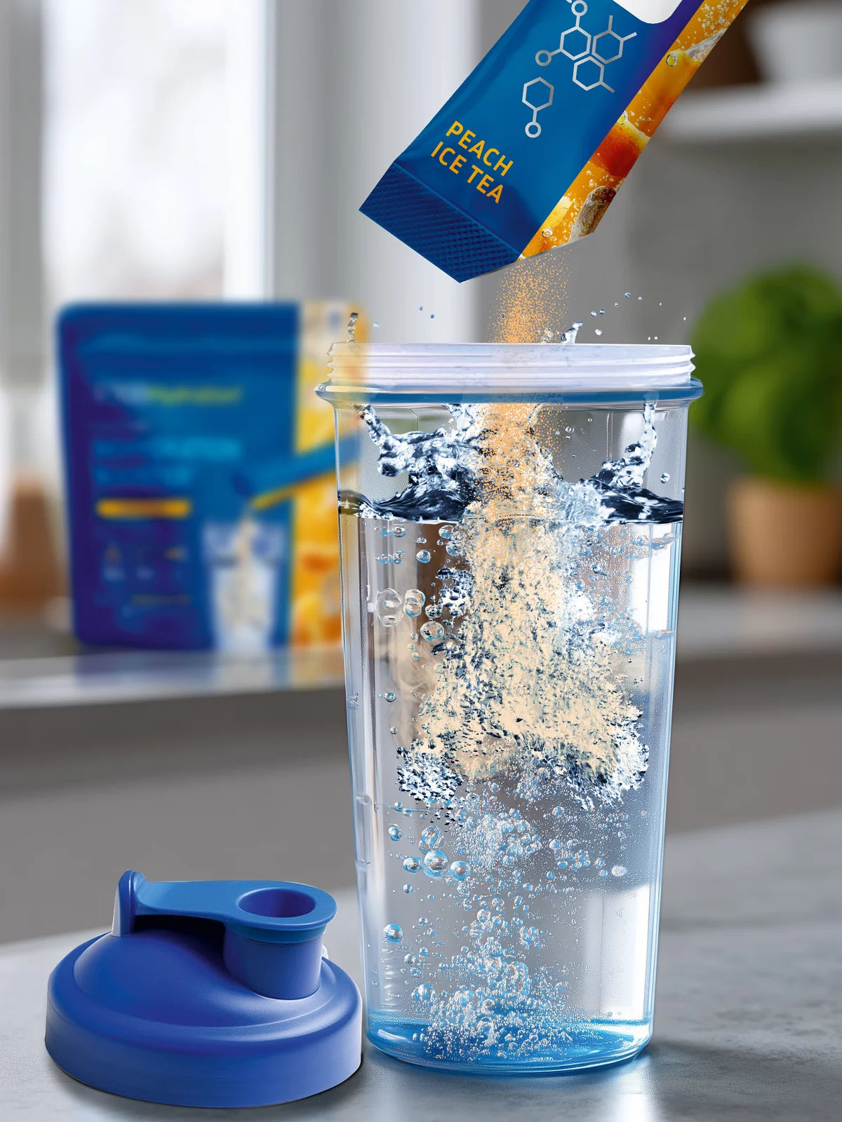 Schritt 1: Um ein Elektrolytgetränk zuzubereiten, einen Hydration Stick in 500ml stilles Wasser geben.