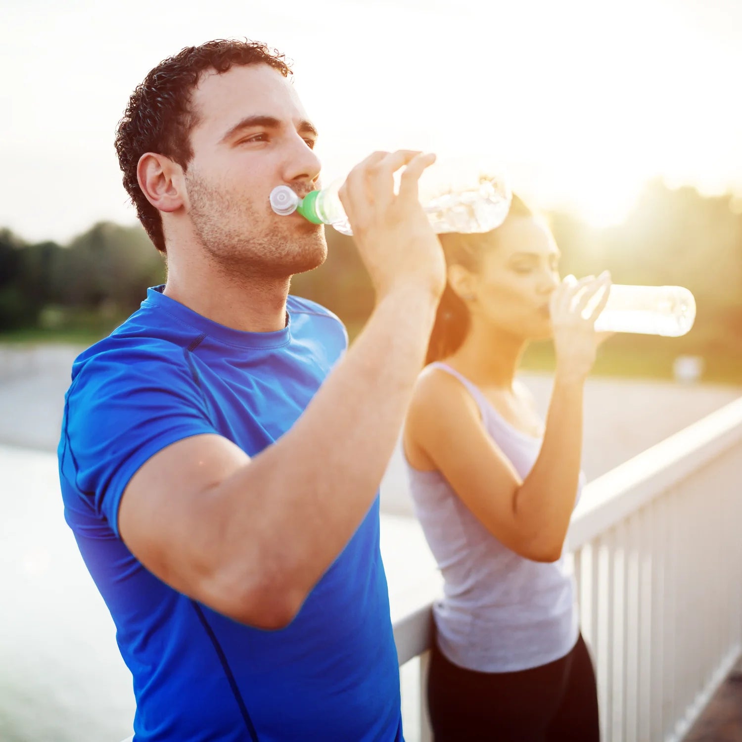 Viel Wasser trinken ist wichtig für Männer und Frauen um hydriert zu bleiben. Wichtig sind Getränke mit hohem Elektrolytanteil.
