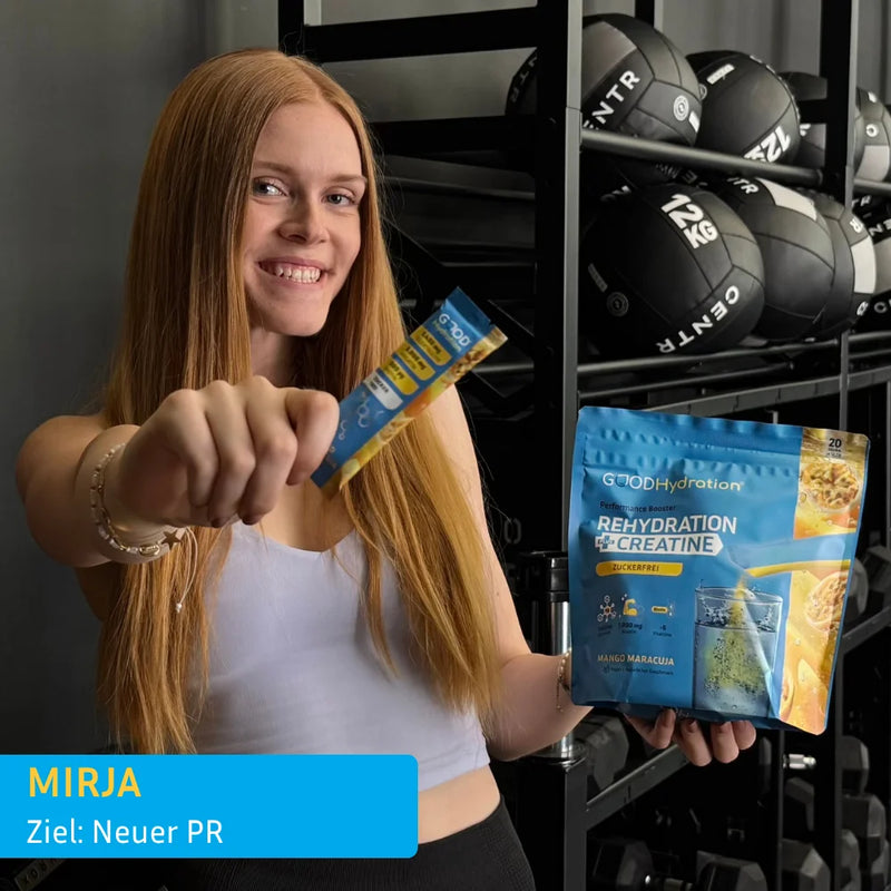 Sportlerin mit Rehydration plus KREATIN Stick im Gym