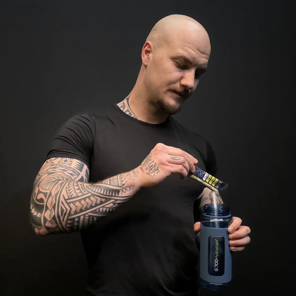 GOOD Hydration Stick wird in Trinkflasche gegeben