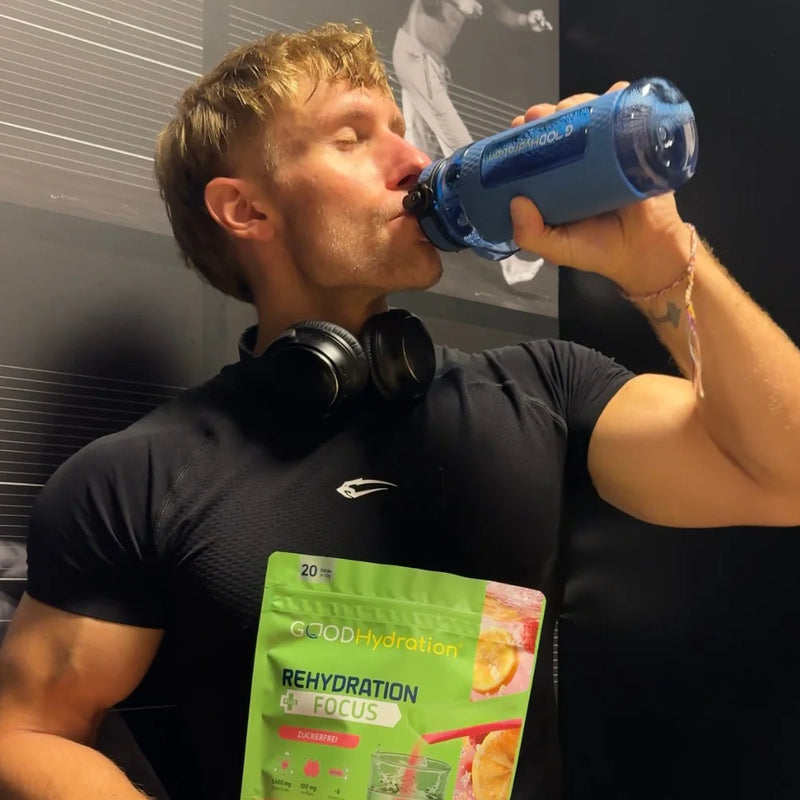 Sportler trinkt Rehydration plus FOCUS vor dem Workout