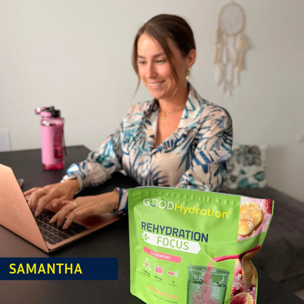 Samantha mit Rehydration plus FOCUS am Laptop