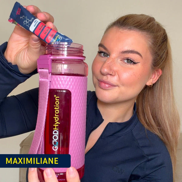 Maximiliane gibt einen Stick in ihre Trinkflasche