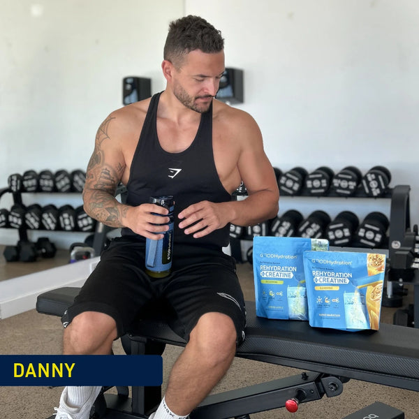 Danny mit Rehydration plus KREATIN auf der Hantelbank