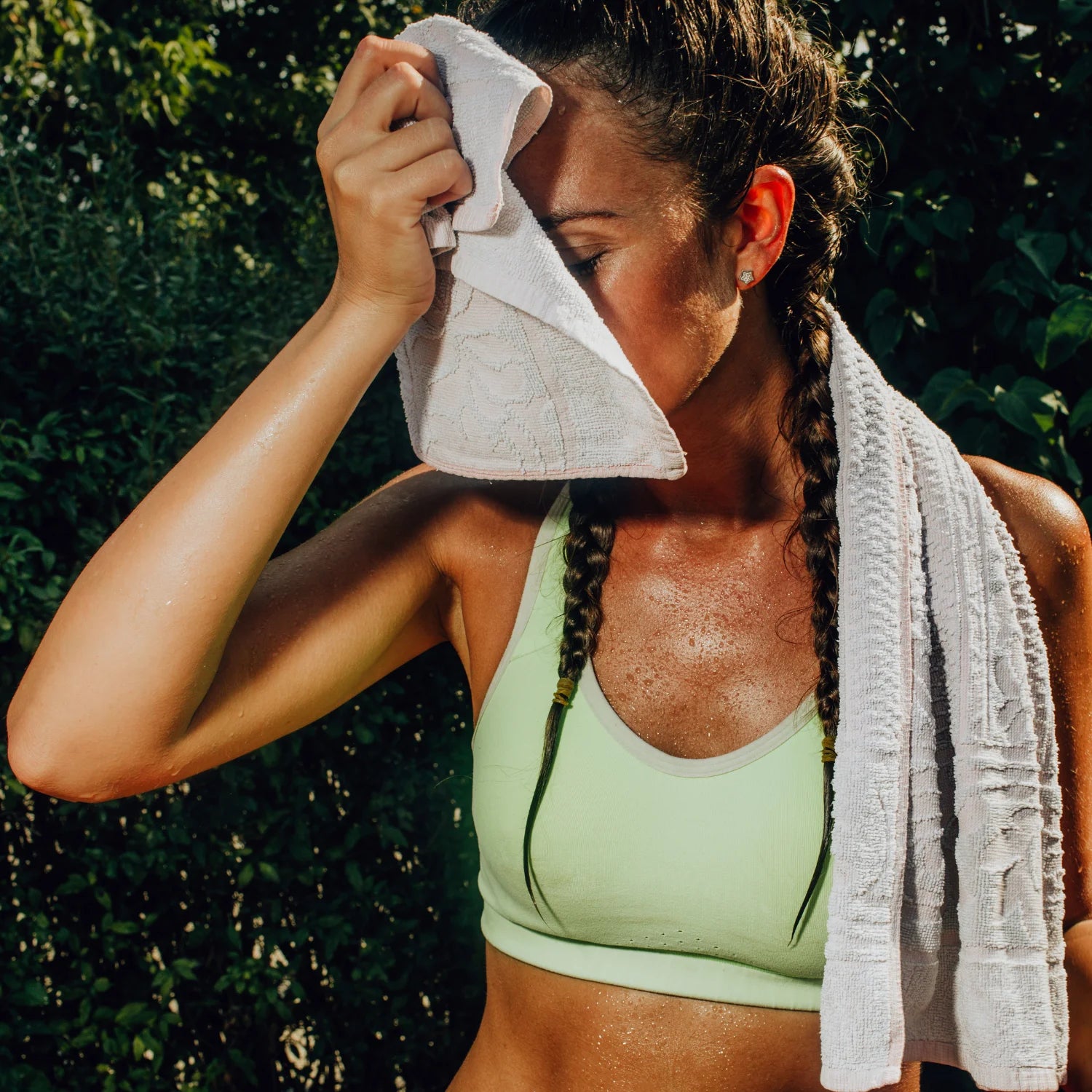 Wer schwitzt, muss schnell Elektrolyte zu sich nehmen. Sonst droht Dehydrierung mit Schwindel, Kopfschmerz, Konzentrationsstörung und Leistungsabfall.