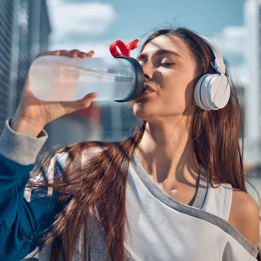 Influencer zeigen auf Social Media wie sie GOOD Hydration auf der Arbeit und im Büro trinken, um unter Stress geistig fit und leistungsfähig zu bleiben.