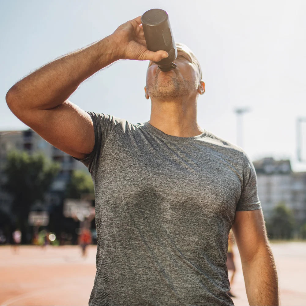 Der Performance Booster Reyhdration plus Kreatin unterstützt dich bei Teamsportarten, wenn du beim Schwitzen viel Flüssigkeit verlierst.